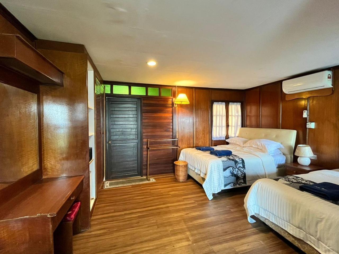 Chalet Alun Alun Island Kampong Atap Zing